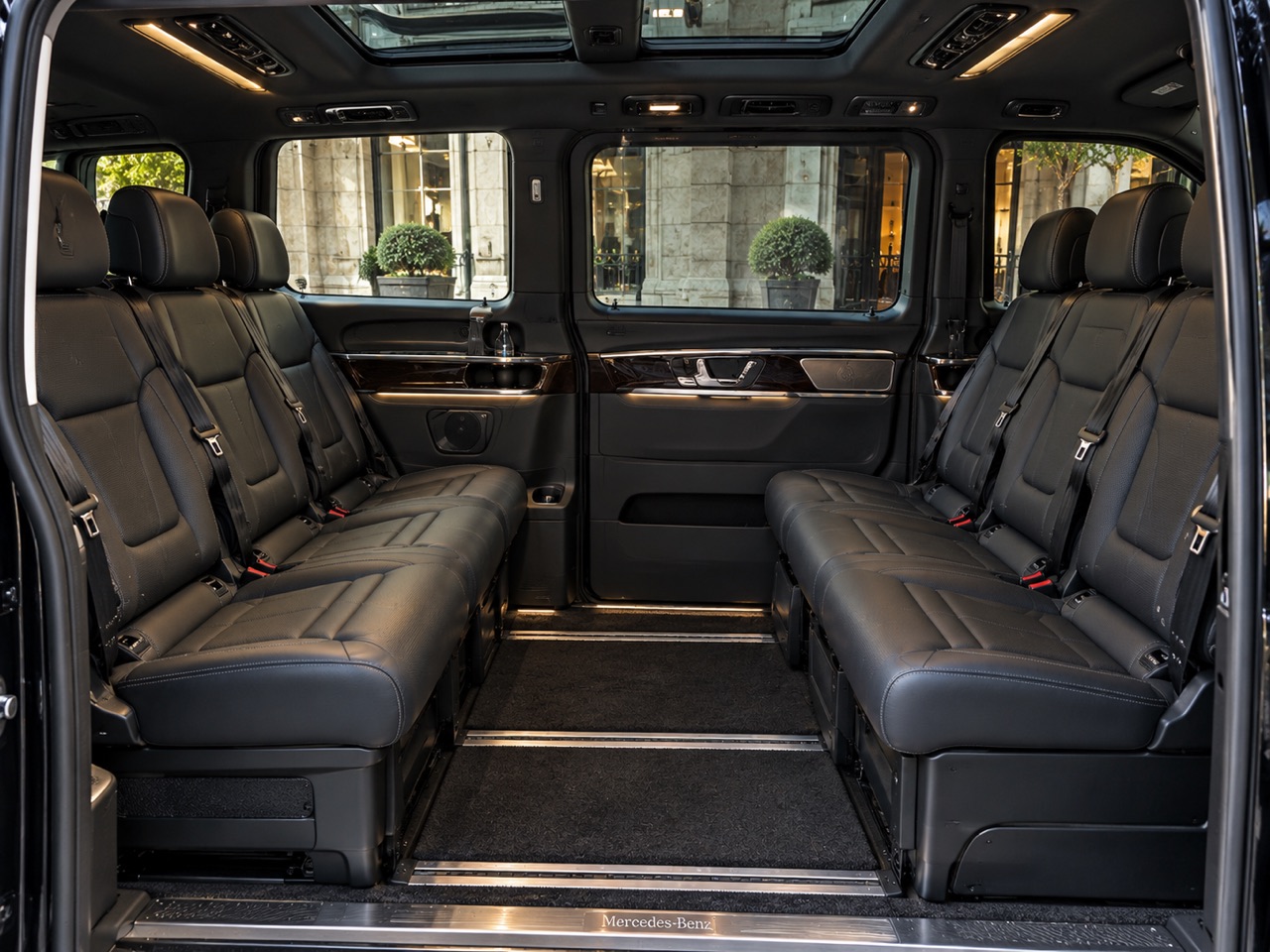 Passenger cabin with two facing rows of leather seats
